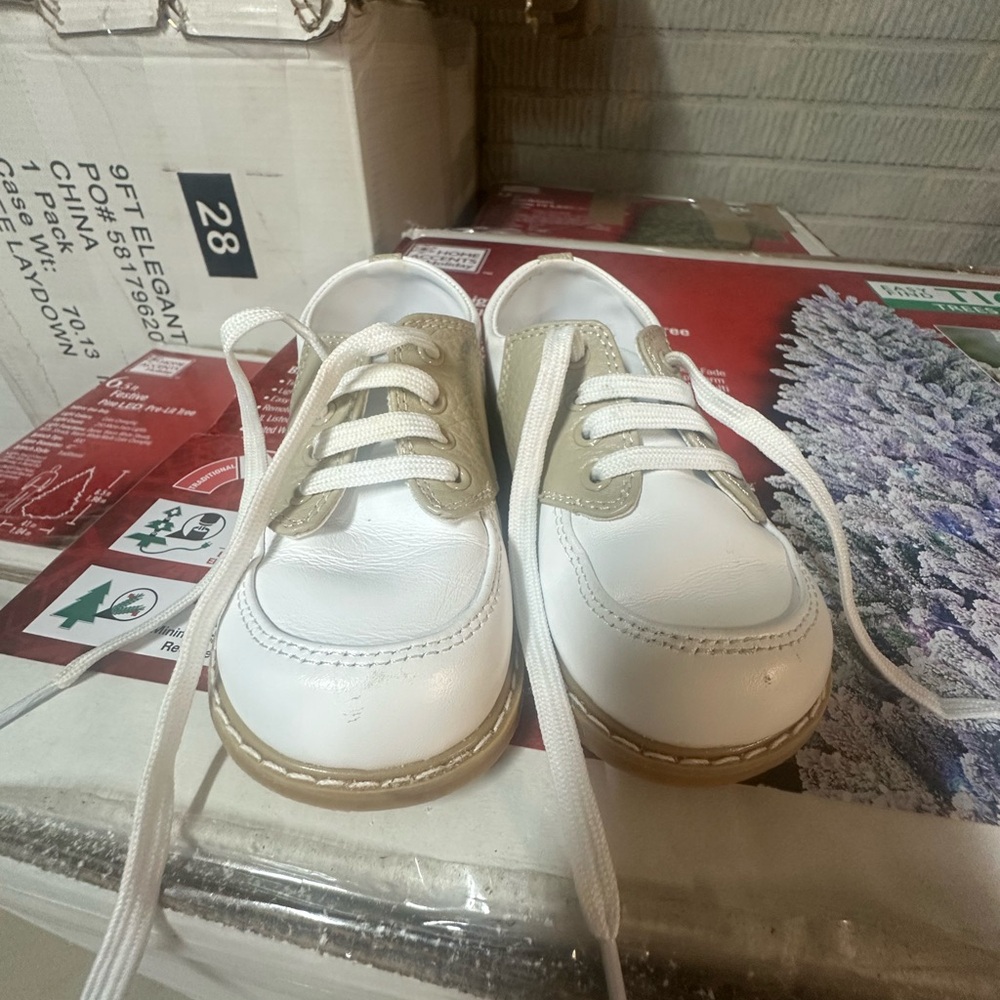 White and Tan Minimalist Sneakers with Classic Design